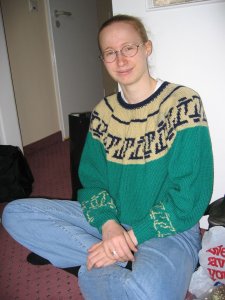 Gr&uuml;ner Wollpulli mit "Thea"-Design (japanische Katakana)