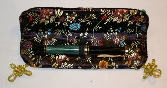 F&uuml;lleretui aus schwarzem Samt mit Drachenknoten, Innenansicht.