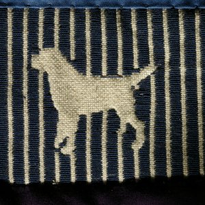 Beispiel f&uuml;r Durchzugsstickerei mit Muster im Negativ. Detail aus der Hundedecke.