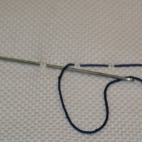 Grundstich der Durchzugsstickerei ist ein Vorstich mit verl&auml;ngertem Oberfaden.